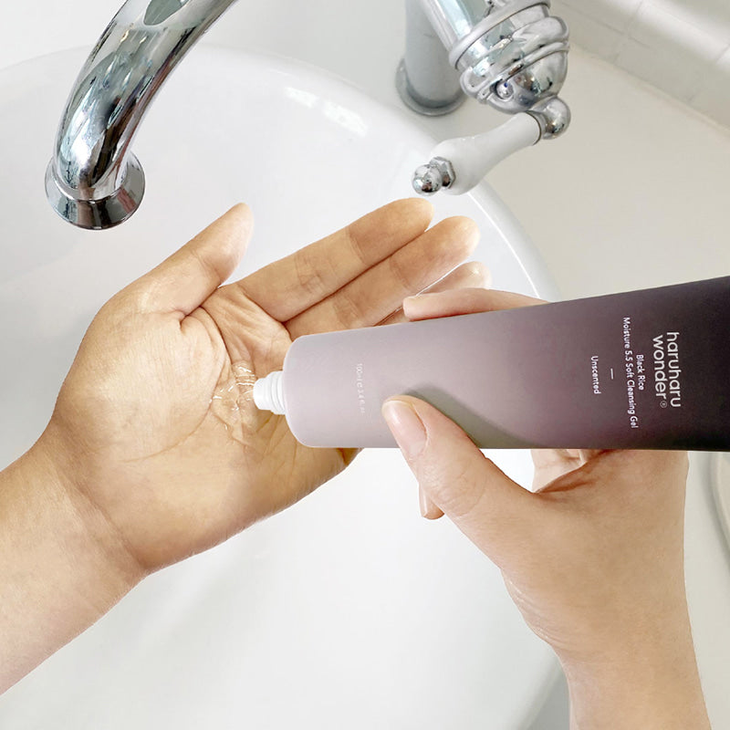 HARUHARU WONDER Black Rice Moisture 5.5 Soft Cleansing Gel (100 ml) | Korean skincare | FREYA - Asian Beauty Secret